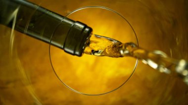 Dondurucu Hareket Çekimi Beyaz Şarap Dökümü, Eşsiz Görüş açısı Bardağın Altından