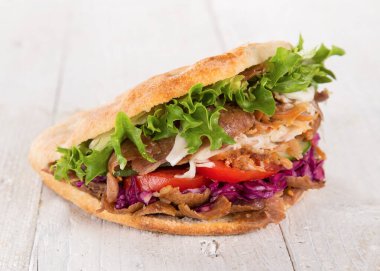 Doner Kebap Doner Kebap Tahta bir masada düz ekmeğin içinde fast food atıştırması