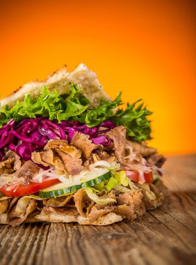 Doner Kebap Doner Kebap Tahta bir masada düz ekmeğin içinde fast food atıştırması