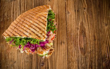 Doner Kebap Doner Kebap Tahta bir masada düz ekmeğin içinde fast food atıştırması