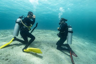 Dalış eğitmeni bir acemiyi eğitiyor. Sualtında, Kızıl Deniz 'de dalmayı öğreniyor. .