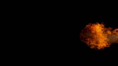 Ateşin Süper Yavaş Hareketi Kara Arkaplan 'da izole edildi. Yüksek Hız Sinema Kamerası 'nda 1.000 fp' de çekilmiştir.