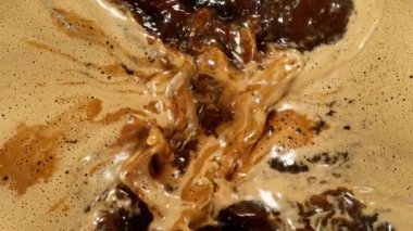 Süper Yavaş Hareket Detaylı Kahve Köpüğü Çekimi. 1000 FPS 'te Yüksek Hız Sineması Kamerası' nda çekildi. .