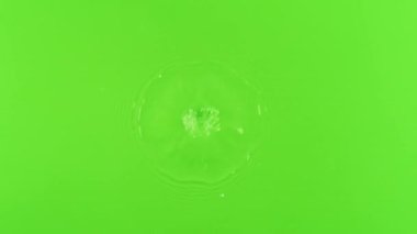 Yeşil ekran arka planında su sıçrama yavaş çekim, 1000 FPS yüksek hızlı sinematik kamera çekim
