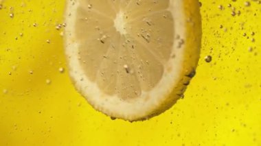 Limon dilimli, hava kabarcıklı süper yavaş çekim, yüksek hızlı sinematik kamera ile filme alınır.