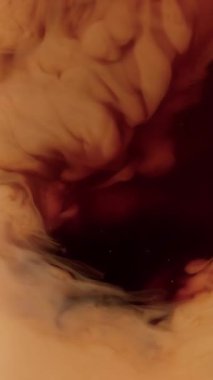 Buz Kahvesine Süt Doldurmanın Süper Yavaş Çekimi, Yüksek Hızlı Klimatik Kamera ile Çekim