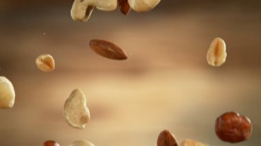 Çeşitli fındıkların düşüşü, yakın çekim, yüksek hızlı sinematik kamera ile 1000 fps.