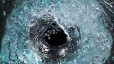 Su sıçratan hortumun tünel şeklini oluşturması çok yavaş bir hareket. Yüksek hızlı sinema kamerası, 1000 fps. .