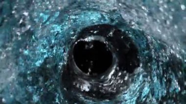 Su sıçratan hortumun tünel şeklini oluşturması çok yavaş bir hareket. Yüksek hızlı sinema kamerası, 1000 fps. .