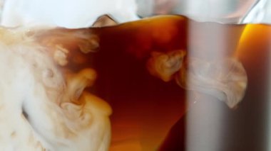 Black Coffee 'ye Süt Doldurmanın Süper Yavaş Çekimi, Yüksek Hız Sineması Kamerasında Çekim