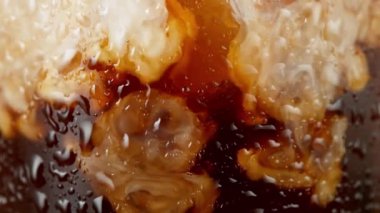 Black Coffee 'ye Süt Doldurmanın Süper Yavaş Çekimi, Yüksek Hız Sineması Kamerasında Çekim