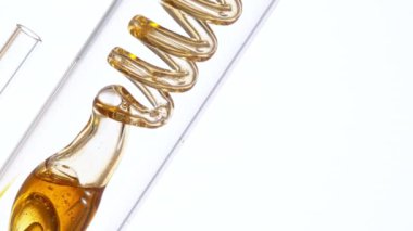 Doğal madde ve çiçeklerden doğal yağ elde etmek. Sarı yağ spiral şeklinde akar. Süper yavaş çekim, yüksek hızlı sinematik kamerayla çekildi..