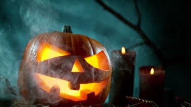 Fenerli Korkunç Balkabağı Jack O Fenerleri. Cadılar Bayramı arka planı. Süper Yavaş Film Yüksek Hız Sinema Kamerası 'nda 1000 fps hızla çekildi. .
