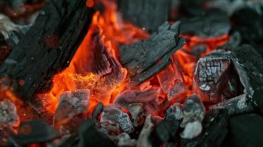 Garden Grill 'de parlayan kömürün Süper Yavaş Çekimi. 1000 FPS 'te Yüksek Hız Sineması Kamerası' nda çekildi. .