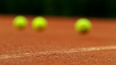 Tenis topunun beyaz çizginin içindeki ya da dışındaki kil kortta çok yavaş hareket etmesi. 1000 fps hızla yüksek hızlı sinematik kamera ile çekildi. .