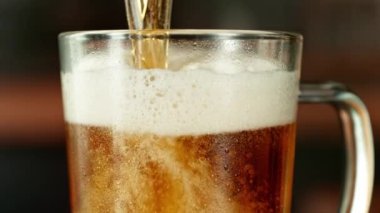 Birayı biranın içine koymanın süper yavaş çekimi. Yüksek hızlı sinema kamerası, 1000 fps. .