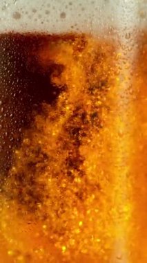 Birayı biranın içine koymanın süper yavaş çekimi. Yüksek hızlı sinema kamerası, 1000 fps. .