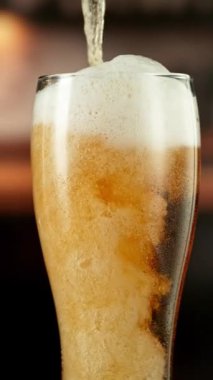 Birayı biranın içine koymanın süper yavaş çekimi. Yüksek hızlı sinema kamerası, 1000 fps. .