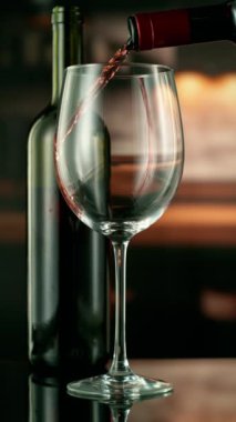 Camlara dökülen kırmızı şarabın yakın çekimi, yavaş çekim, yüksek hızlı sinematik kamera ile 1000 fps.