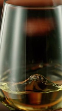 Cama dökülen beyaz şarabın yakın çekimi, yavaş çekim, yüksek hızlı sinematik kamera ile 1000 fps.