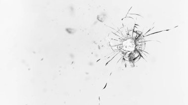 Kırılan camların beyaz arka planda yakın plan görüntüsü, dondurucu hareket