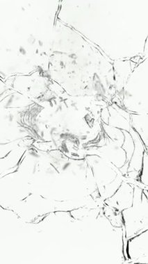 Camdan giren silah sesi çok yavaş, beyaz arka plana çarpıyor, dikey doğrultuda. Yüksek hızlı sinema kamerası, 1000 fps..