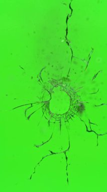 Camdan giren silah sesi çok yavaş, yeşil ekran arkaplanına çarpıyor, dikey yönelim. Yüksek hızlı sinema kamerası, 1000 fps. .