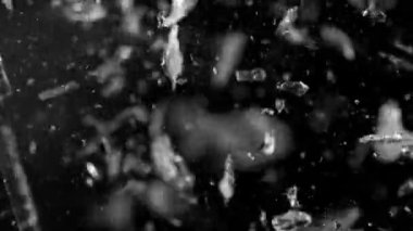 Cama sıkılan kurşunun süper yavaş çekimleri siyah arka plana çarpıyor. Yüksek hızlı sinema kamerası, 1000 fps..