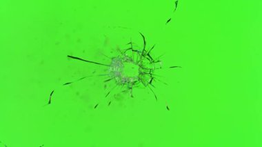 Camdan giren silah sesi çok yavaş, yeşil ekran arka planına çarpıyor. Yüksek hızlı sinema kamerası, 1000 fps..