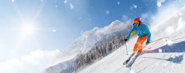 Güneşli bir günde taze toz karın içinde özgürce dolaşmak.