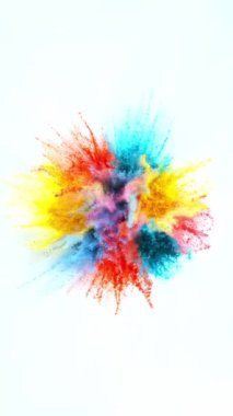 Süper Yavaş Çekim Renk Tozu Patlaması Beyaz Arkaplan 'da izole edildi. Yüksek Hız Sinema Kamerası 'nda 1.000 fps dikey yönelimde çekilmiştir.