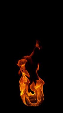 Siyah arka planda izole edilmiş çok yavaş ateş alevleri. 1000 fps yükseklikteki yüksek hızlı sinema kamerasında çekildi.