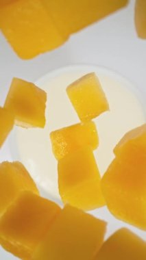 Düşen Mango Parçalarının Krema 'ya Düşen Süper Yavaş Hareketi. Yüksek Hız Sinema Kamerası, 1000fps, Rotasyon