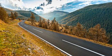 Avusturya, Nockalmstrasse, güzel yaz günde Alpleri'nde asfalt yol.
