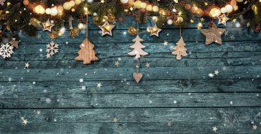 Noel arkaplanı köknar ağacı ve koyu ahşap tahta süsleme