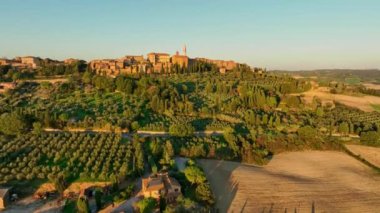Tuscany, Pienza, İtalya 'da güzel bir sonbahar gün batımı. Hava görünümü.