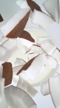 Düşen Hindistan cevizi parçalarının kremaya dökülmesi çok yavaş bir hareket. Yüksek Hız Sineması Kamerası, 1000fps, Yüksek Hız Cine Bot 'a Yerleştirilmiş. Kamera Devam Ediyor, Nesneler İzleniyor, Dikey