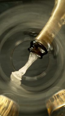 Şampanyayı bardağa doldurmanın süper yavaş hareketi. Glass Bottom 'dan benzersiz bir bakış açısı. Yüksek Hız Sinema Kamerası, 1000 fp..
