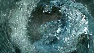 Twister Shape 'de Dönen Suyun Süper Yavaş Hareketi. Yüksek Hız Sinema Kamerası, 1000 fp.