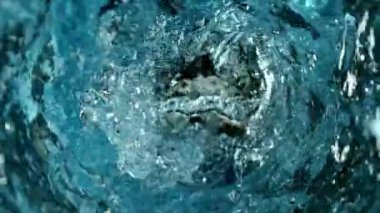 Twister Shape 'de Dönen Suyun Süper Yavaş Hareketi. Yüksek Hız Sinema Kamerası, 1000 fp.