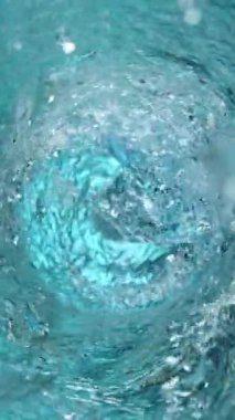 Twister Shape 'de Dönen Suyun Süper Yavaş Hareketi. Yüksek Hız Sinema Kamerası, 1000 fp.