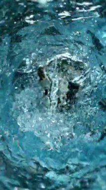 Twister Shape 'de Dönen Suyun Süper Yavaş Hareketi. Yüksek Hız Sinema Kamerası, 1000 fp.