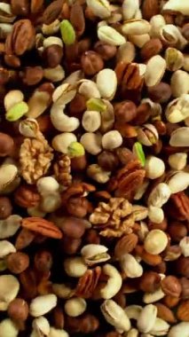 Çeşitli fındıkların patlaması, yakın çekim, geniş süper makro çekim, kamera hareketi ve dönüşüyle. 1000 fps hızla yüksek hızlı sinematik kamera ile çekildi..