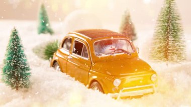 Renkli Parlayan Parıltılar ve Düşen Kar ile Noel Dekorasyonu. Yavaş Hareket Görüntüsü .