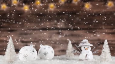 Renkli Parlayan Parıltılar ve Düşen Kar ile Noel Dekorasyonu. Yavaş Hareket Görüntüsü .