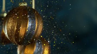 Renkli Parlak Toplar ve Parıltılarla Noel Madalyası. Slow Motion Görüntüsü. Yüksek Hız Sinema Kamerası, 1000 fp.
