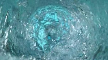 Twister Shape 'de Dönen Suyun Süper Yavaş Hareketi. Yüksek Hız Sinema Kamerası, 1000 fp.