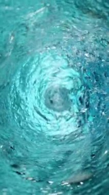 Twister Shape 'de Dönen Suyun Süper Yavaş Hareketi. Yüksek Hız Sinema Kamerası, 1000 fp.