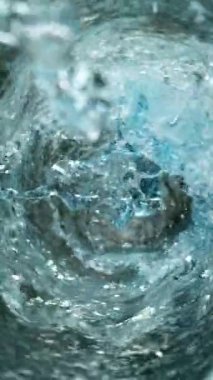 Twister Shape 'de Dönen Suyun Süper Yavaş Hareketi. Yüksek Hız Sinema Kamerası, 1000 fp.
