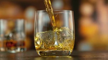 Viskiyi cama dökmenin çok yavaş bir yolu. Yüksek hızlı sinema kamerası, hız rampası, 1000 fp.